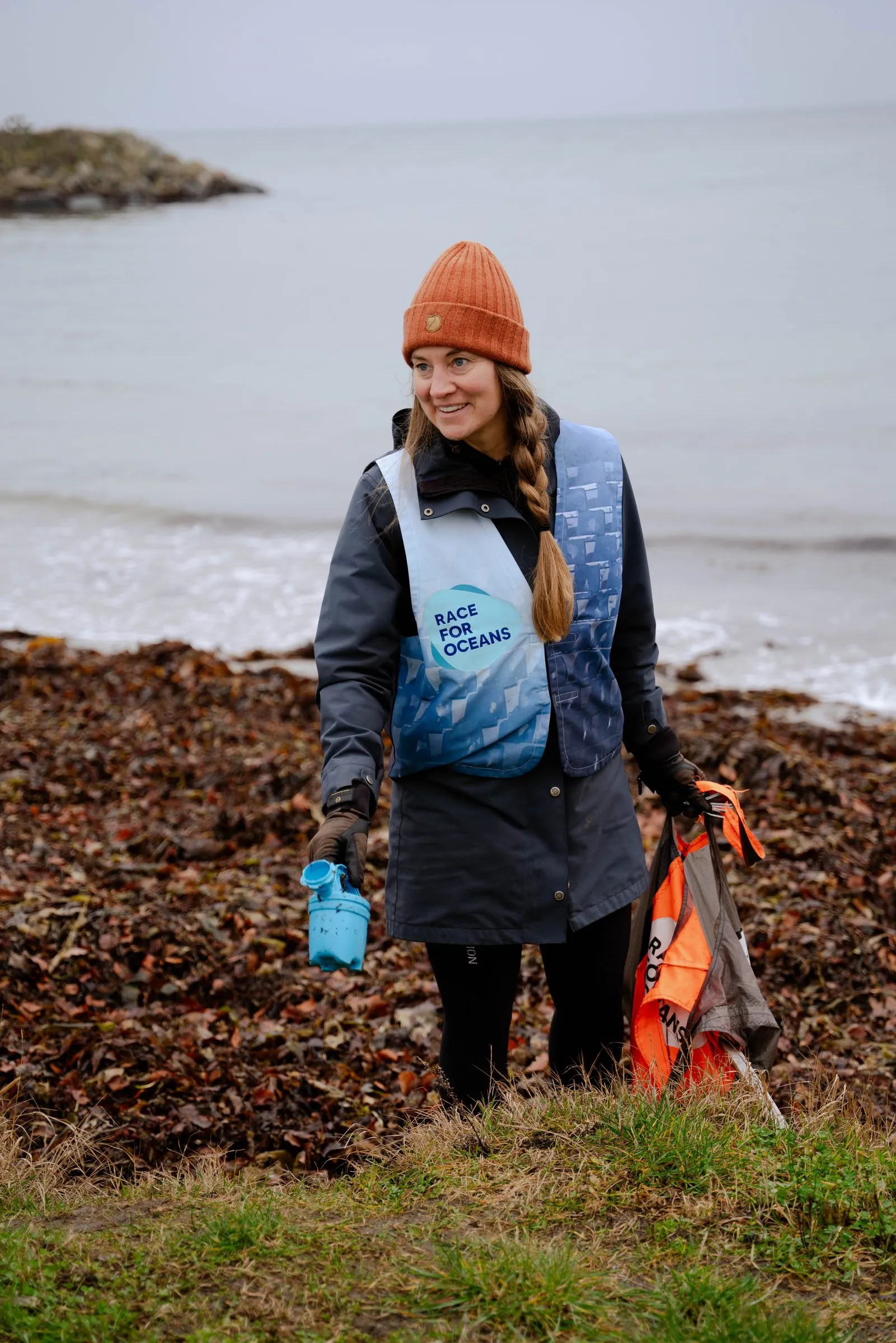 Race For Oceans — beach cleanup ved kysten, foto 5 af 6